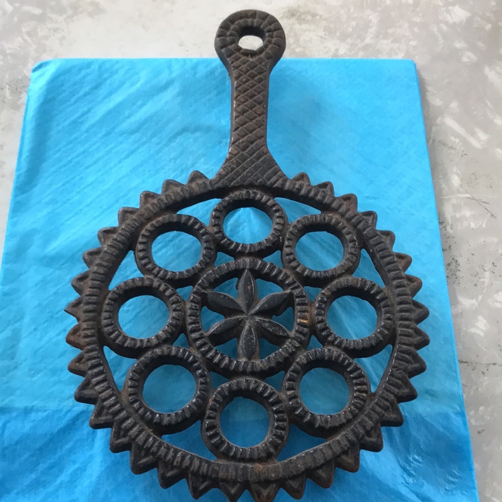 Black iron trinket